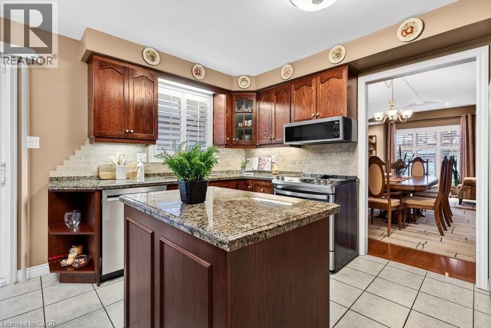 128 Nugent Drive, Hamilton, ON - Indoor Photo Showing Kitchen