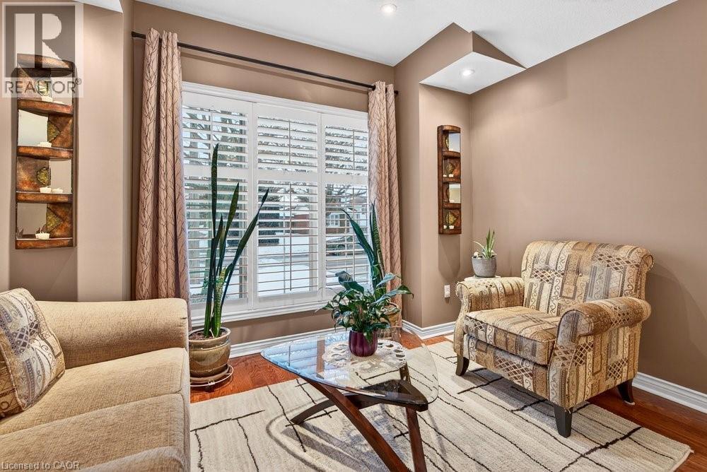 128 Nugent Drive, Hamilton, ON - Indoor Photo Showing Living Room