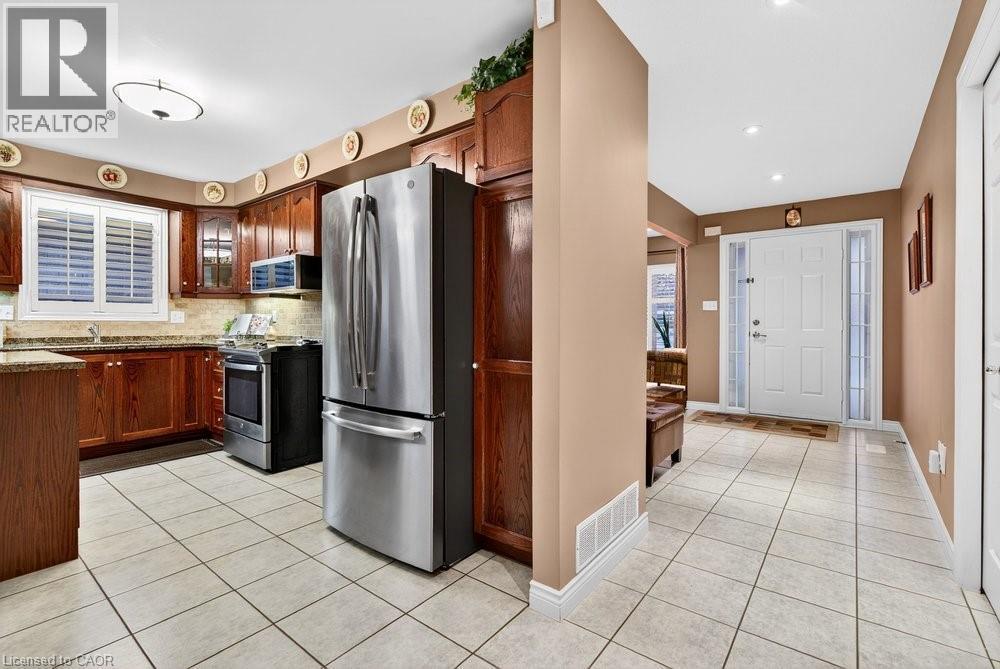 128 Nugent Drive, Hamilton, ON - Indoor Photo Showing Kitchen With Stainless Steel Kitchen