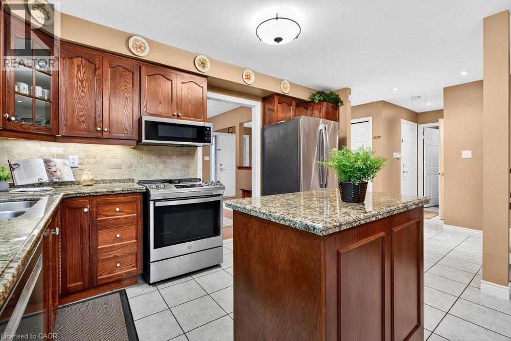 128 Nugent Drive, Hamilton, ON - Indoor Photo Showing Kitchen With Double Sink