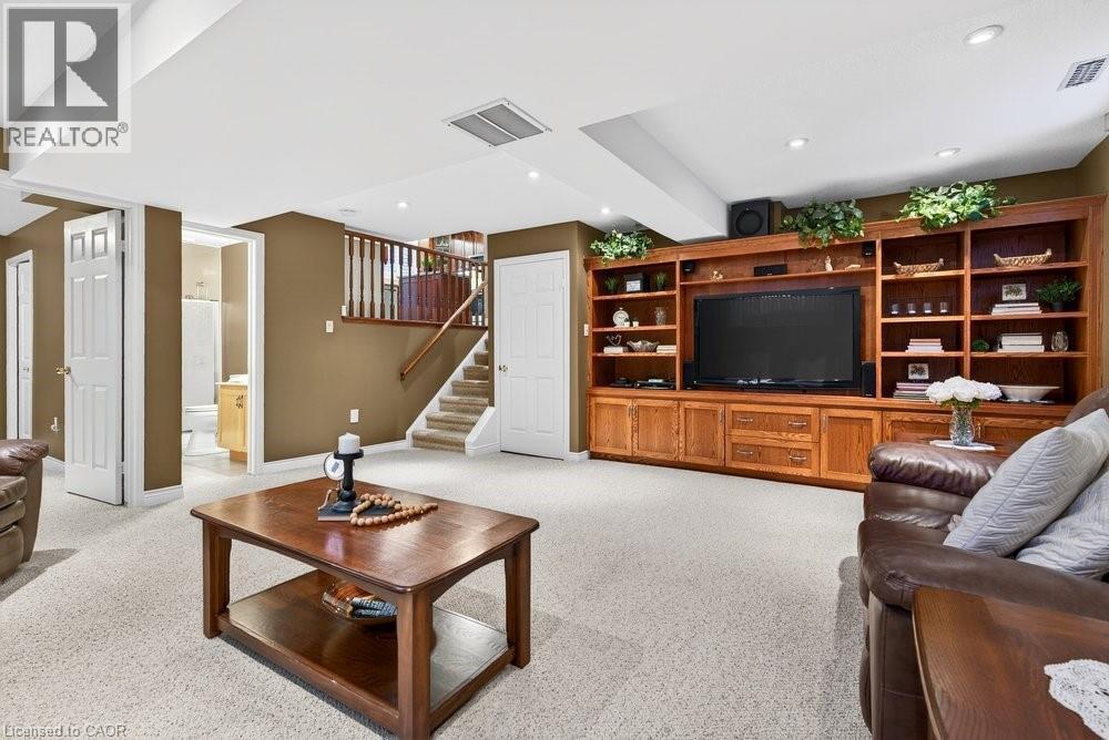 128 Nugent Drive, Hamilton, ON - Indoor Photo Showing Living Room