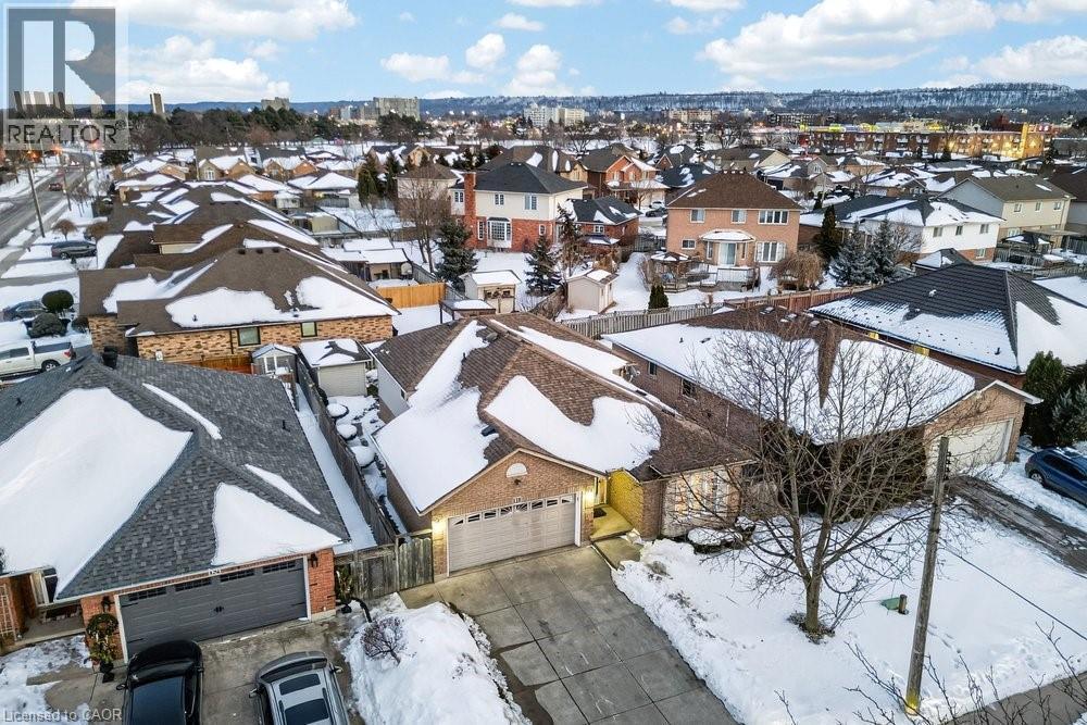 128 Nugent Drive, Hamilton, ON - Outdoor