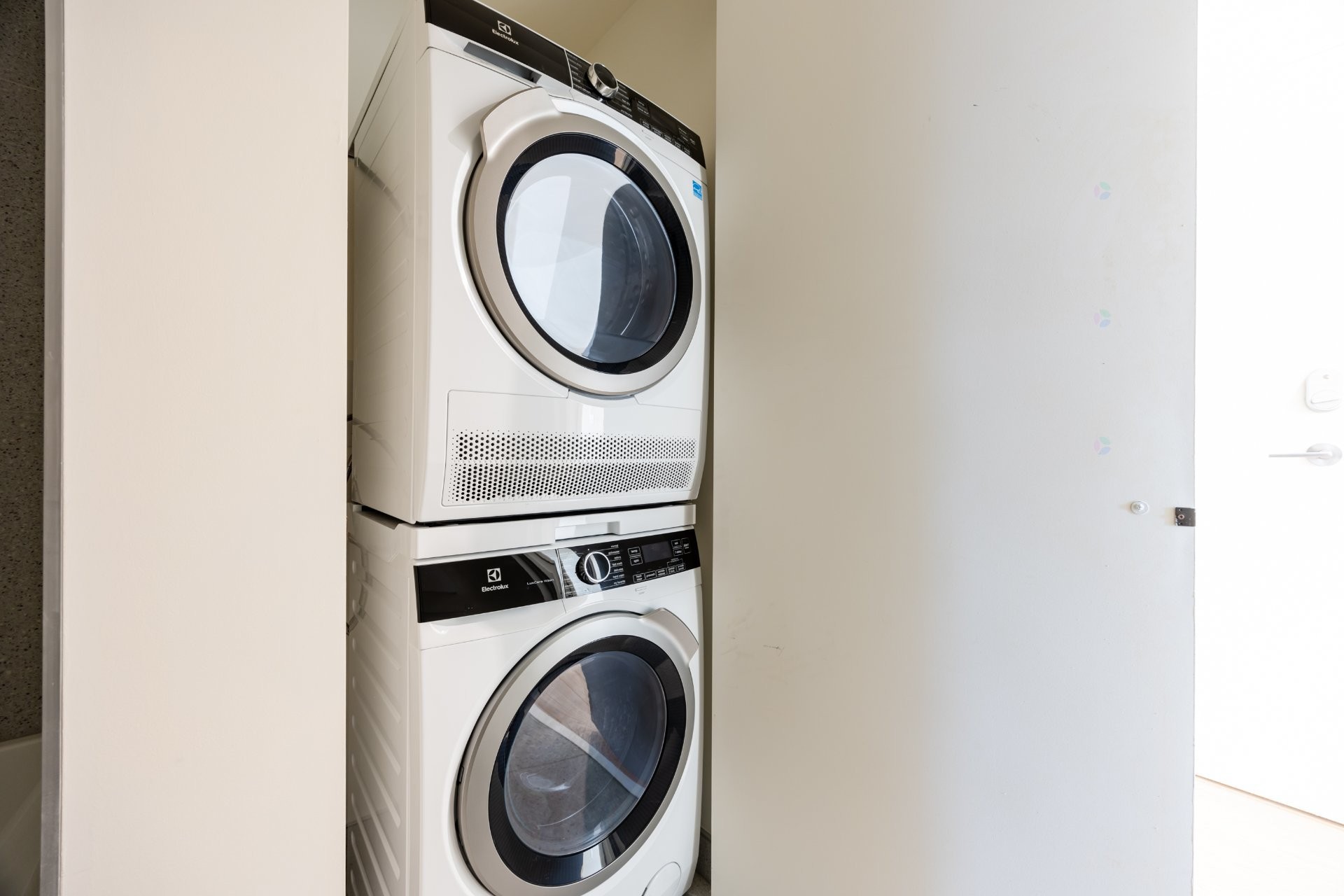 Salle de lavage - 1606-360 Rue Mayor, Montréal (Ville-Marie), QC - Indoor Photo Showing Laundry Room