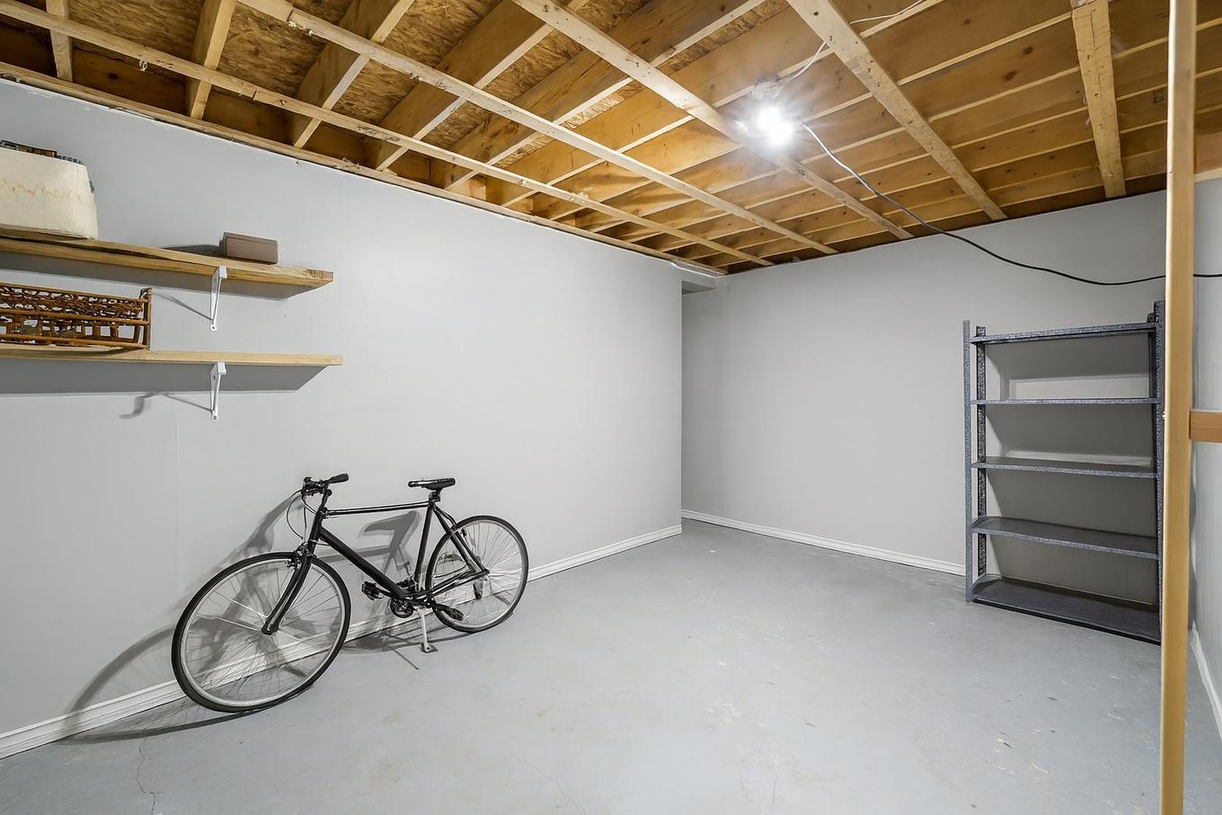 Garage - 4951 Rue Taillefer, Montréal (Pierrefonds-Roxboro), QC - Indoor Photo Showing Basement