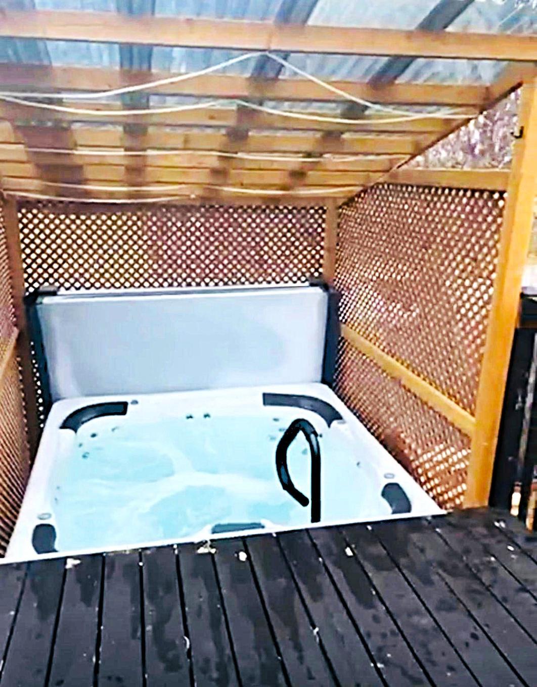 Spa - 471 Av. De Venise O., Venise-En-Québec, QC - Outdoor With Deck Patio Veranda