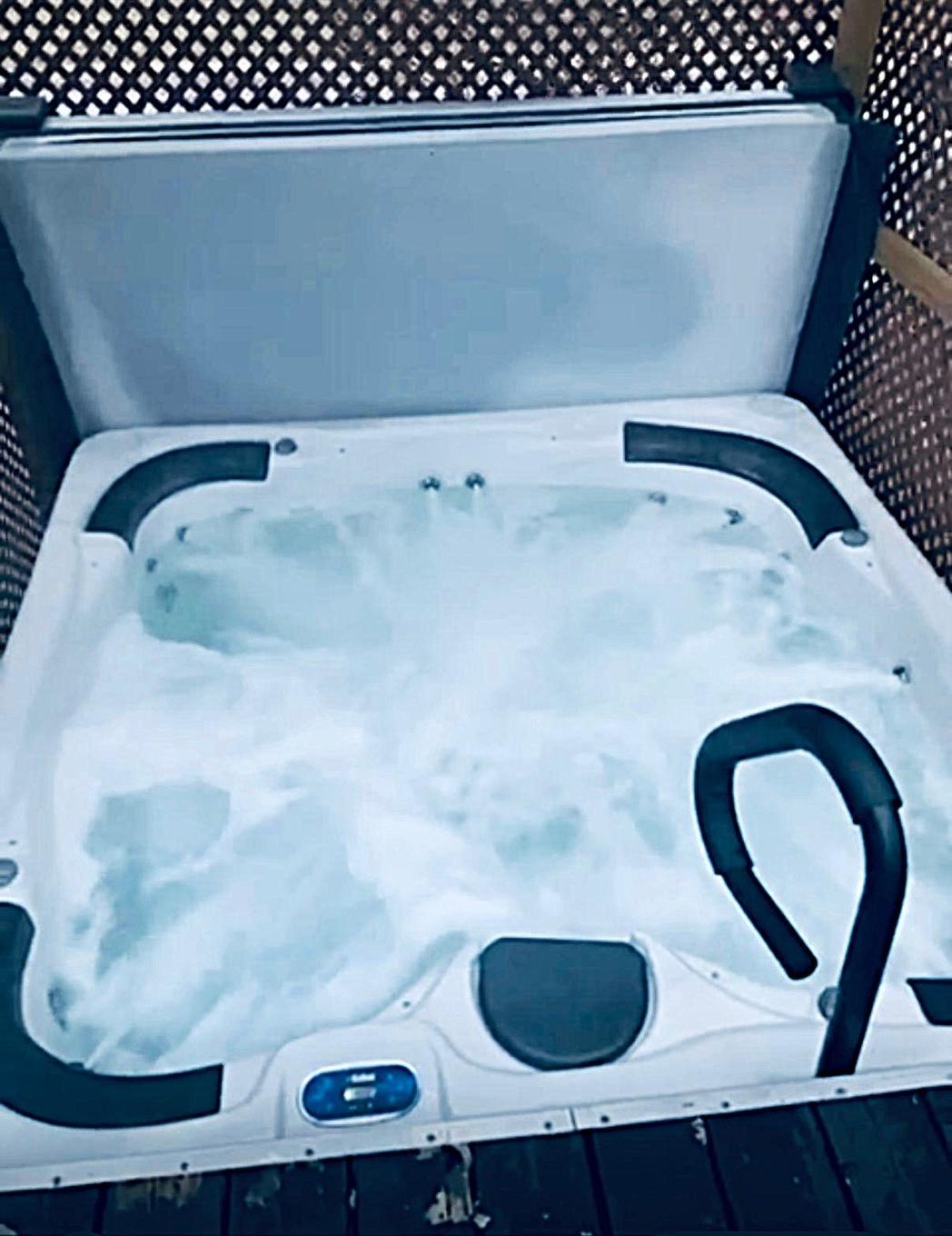 Spa - 471 Av. De Venise O., Venise-En-Québec, QC - Outdoor