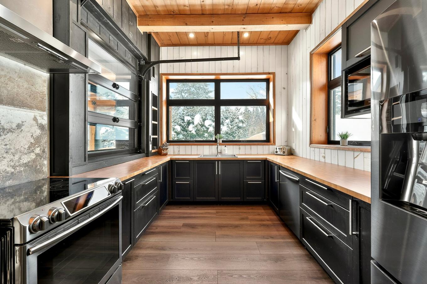 Cuisine - 599 Ch. De L'Artisan, Sainte-Lucie-Des-Laurentides, QC - Indoor Photo Showing Kitchen