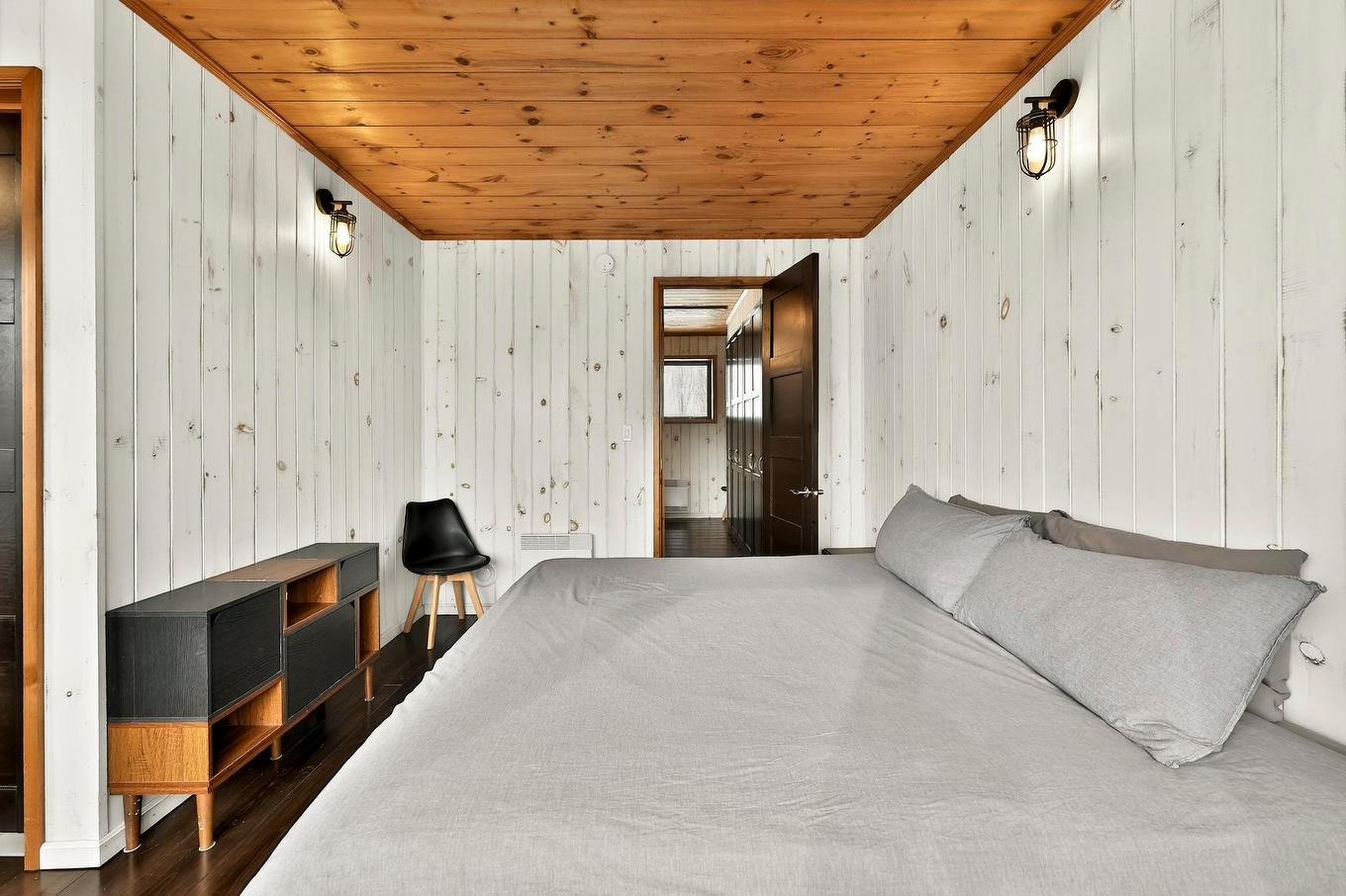 Chambre à coucher principale - 599 Ch. De L'Artisan, Sainte-Lucie-Des-Laurentides, QC - Indoor Photo Showing Bedroom