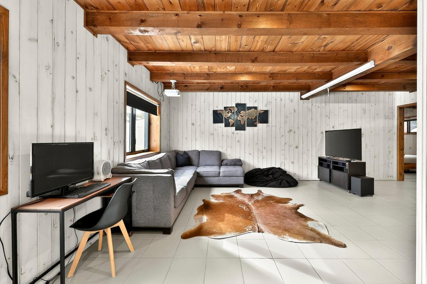 Salle familiale - 599 Ch. De L'Artisan, Sainte-Lucie-Des-Laurentides, QC - Indoor