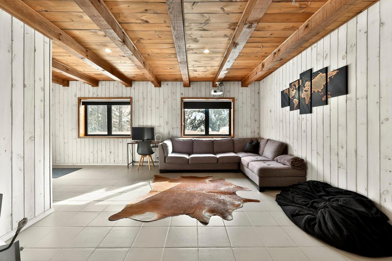 Salle familiale - 599 Ch. De L'Artisan, Sainte-Lucie-Des-Laurentides, QC - Indoor