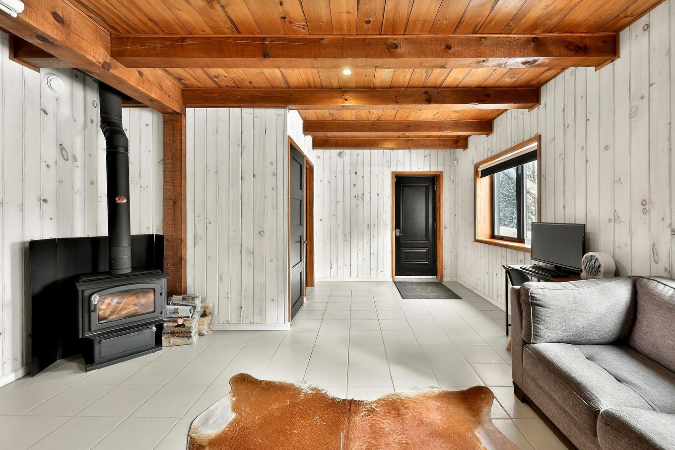 Salle familiale - 599 Ch. De L'Artisan, Sainte-Lucie-Des-Laurentides, QC - Indoor With Fireplace