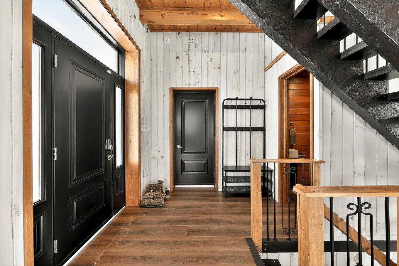 Hall d'entrée/Vestibule - 599 Ch. De L'Artisan, Sainte-Lucie-Des-Laurentides, QC - Indoor Photo Showing Other Room