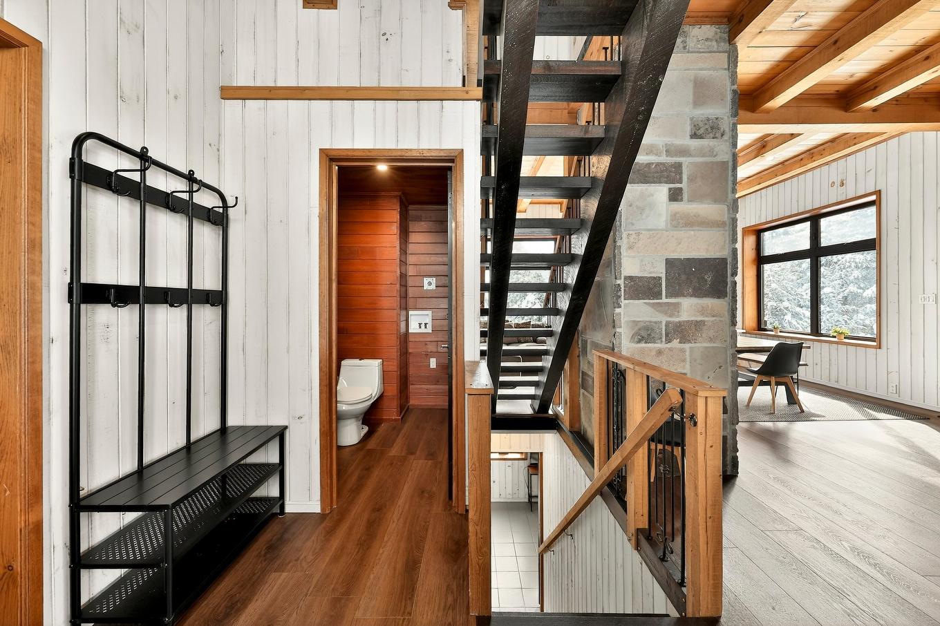 Hall d'entrée/Vestibule - 599 Ch. De L'Artisan, Sainte-Lucie-Des-Laurentides, QC - Indoor Photo Showing Other Room With Fireplace