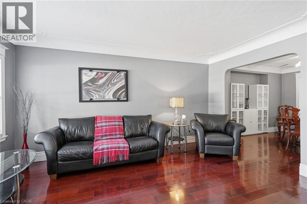 134 Balsam Avenue N, Hamilton, ON - Indoor Photo Showing Living Room
