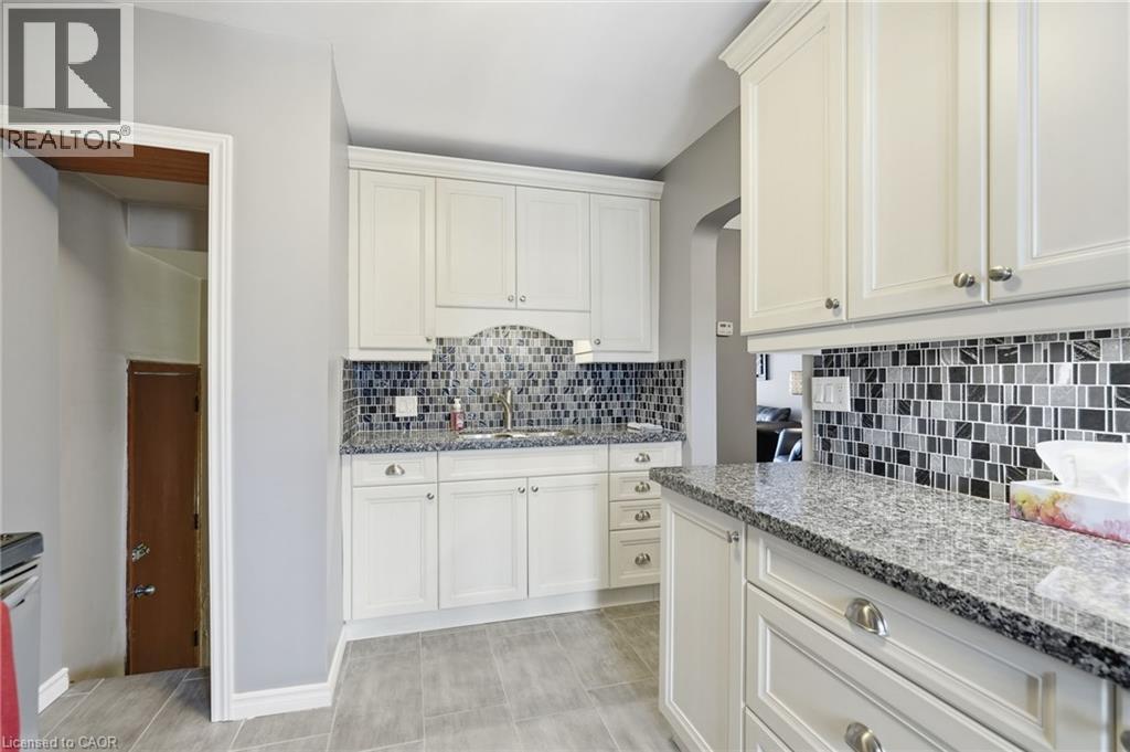 134 Balsam Avenue N, Hamilton, ON - Indoor Photo Showing Kitchen