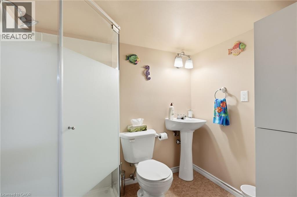 134 Balsam Avenue N, Hamilton, ON - Indoor Photo Showing Bathroom