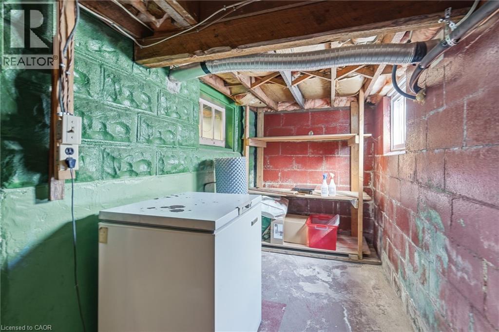 134 Balsam Avenue N, Hamilton, ON - Indoor Photo Showing Laundry Room