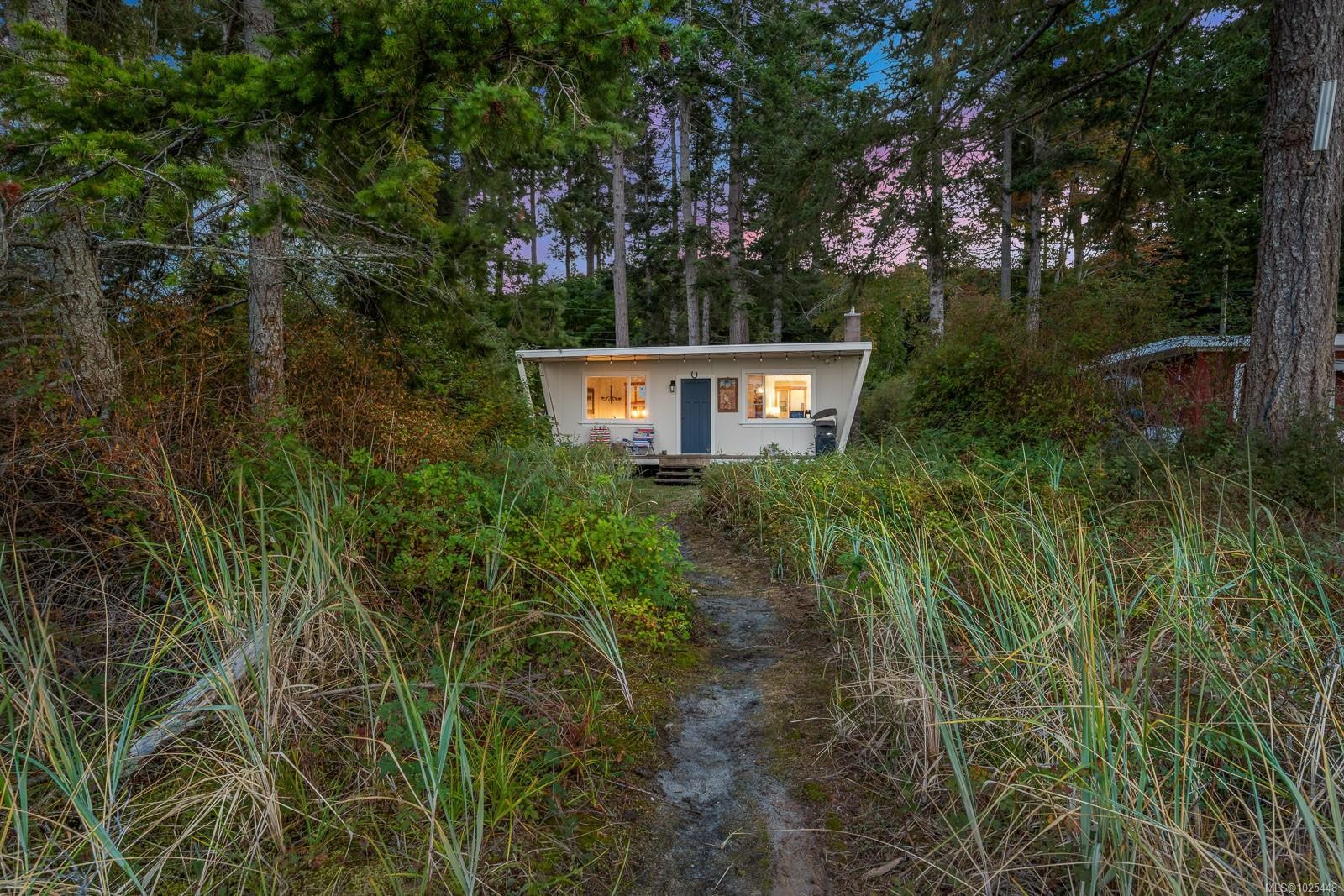 1426 Wilkinson Rd, Comox, BC