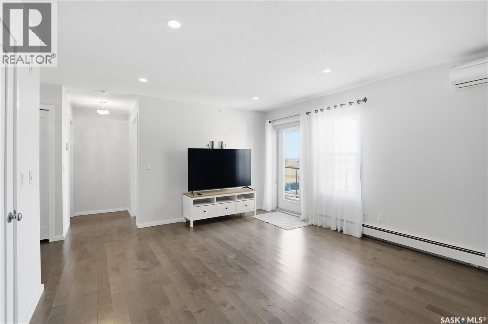 408 230 Slimmon Road, Saskatoon, SK - Indoor Photo Showing Living Room