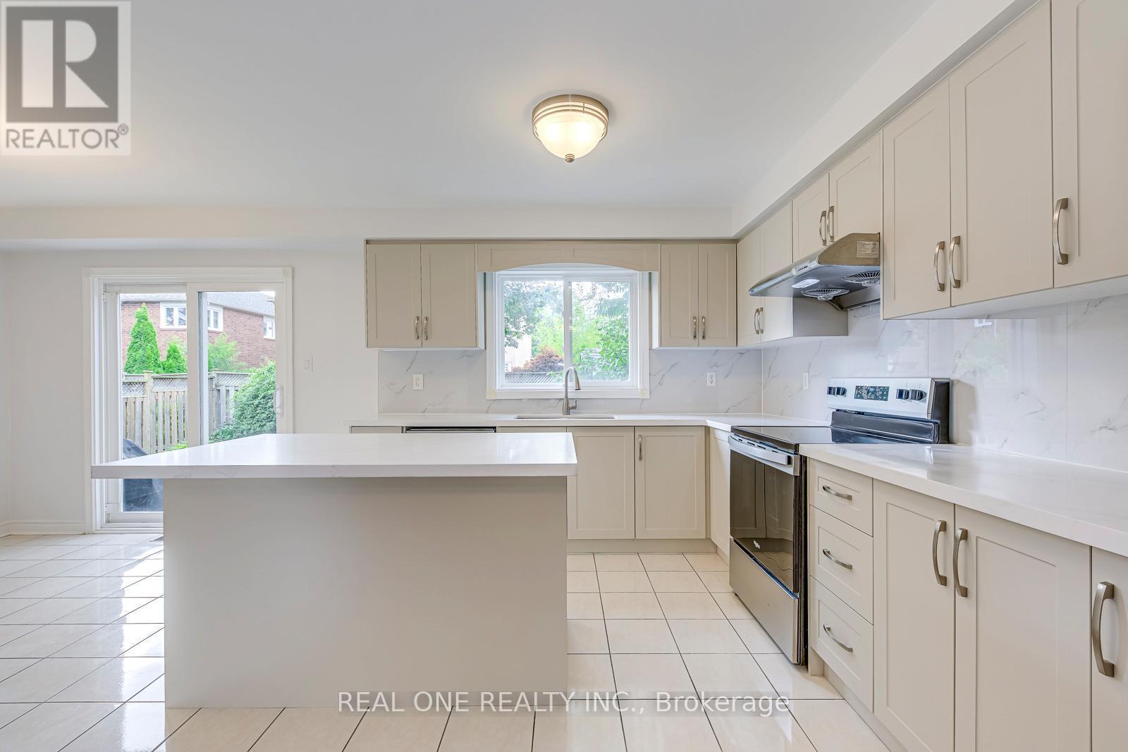 5192 Castlefield Drive, Mississauga, ON - Indoor Photo Showing Kitchen With Upgraded Kitchen