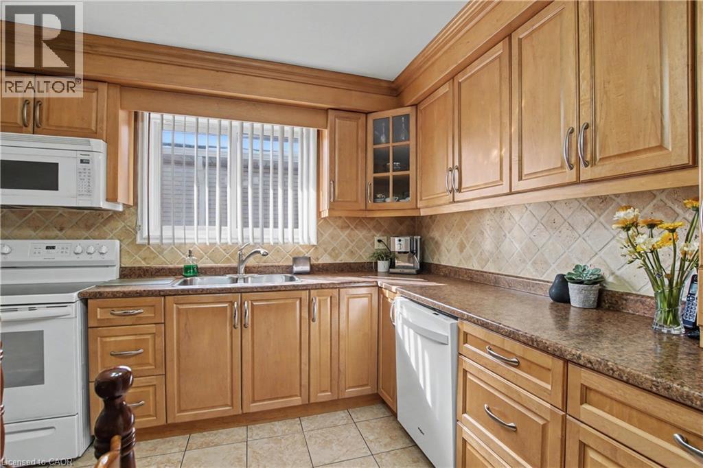 18 Ridley Drive, Hamilton, ON - Indoor Photo Showing Kitchen With Double Sink