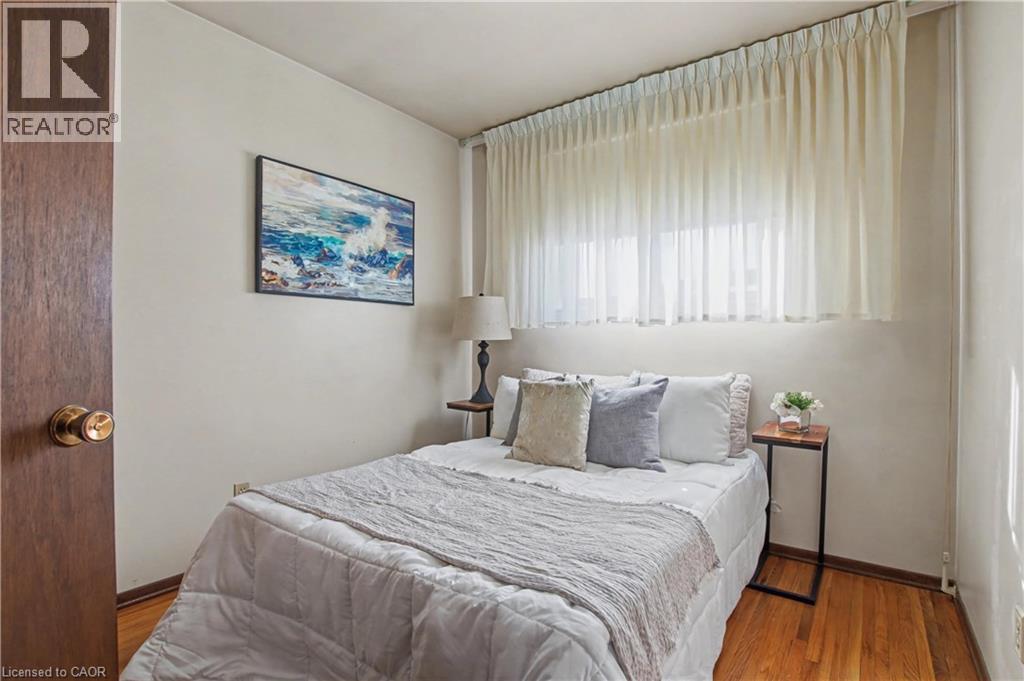 18 Ridley Drive, Hamilton, ON - Indoor Photo Showing Bedroom
