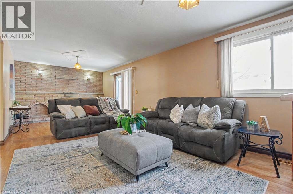 18 Ridley Drive, Hamilton, ON - Indoor Photo Showing Living Room