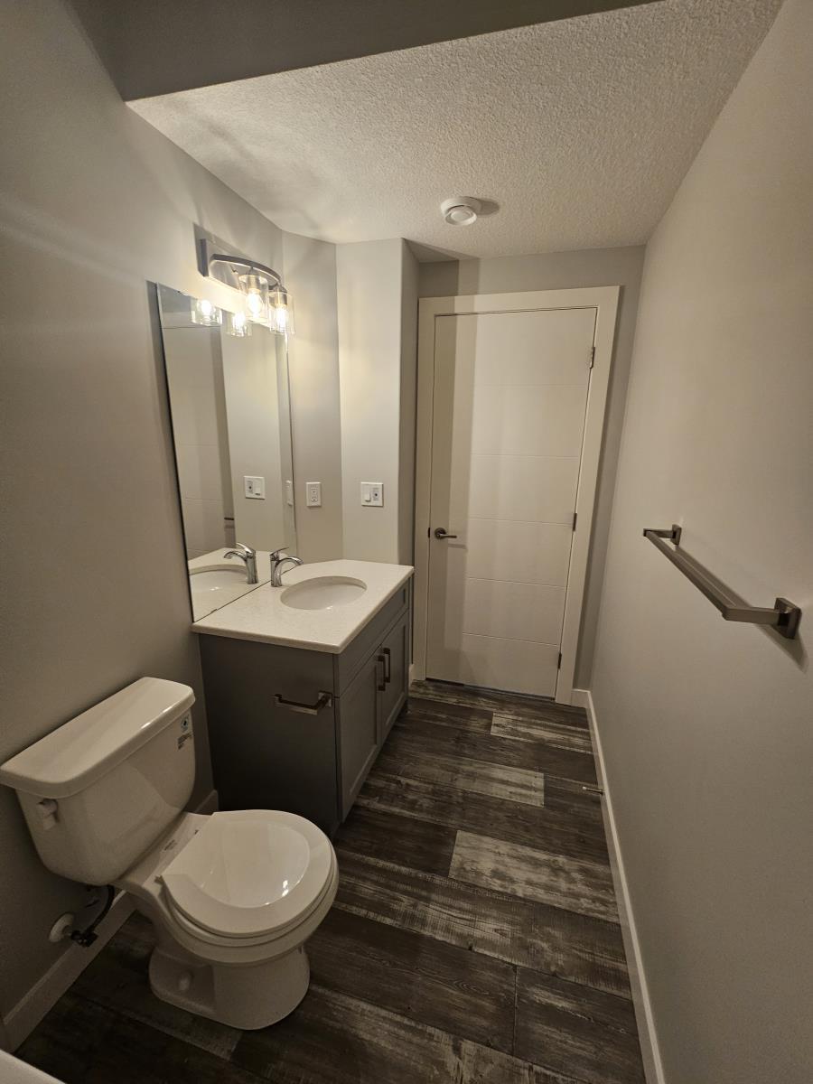 8069-8073 Cedric Mah Rd, Edmonton, AB - Indoor Photo Showing Bathroom