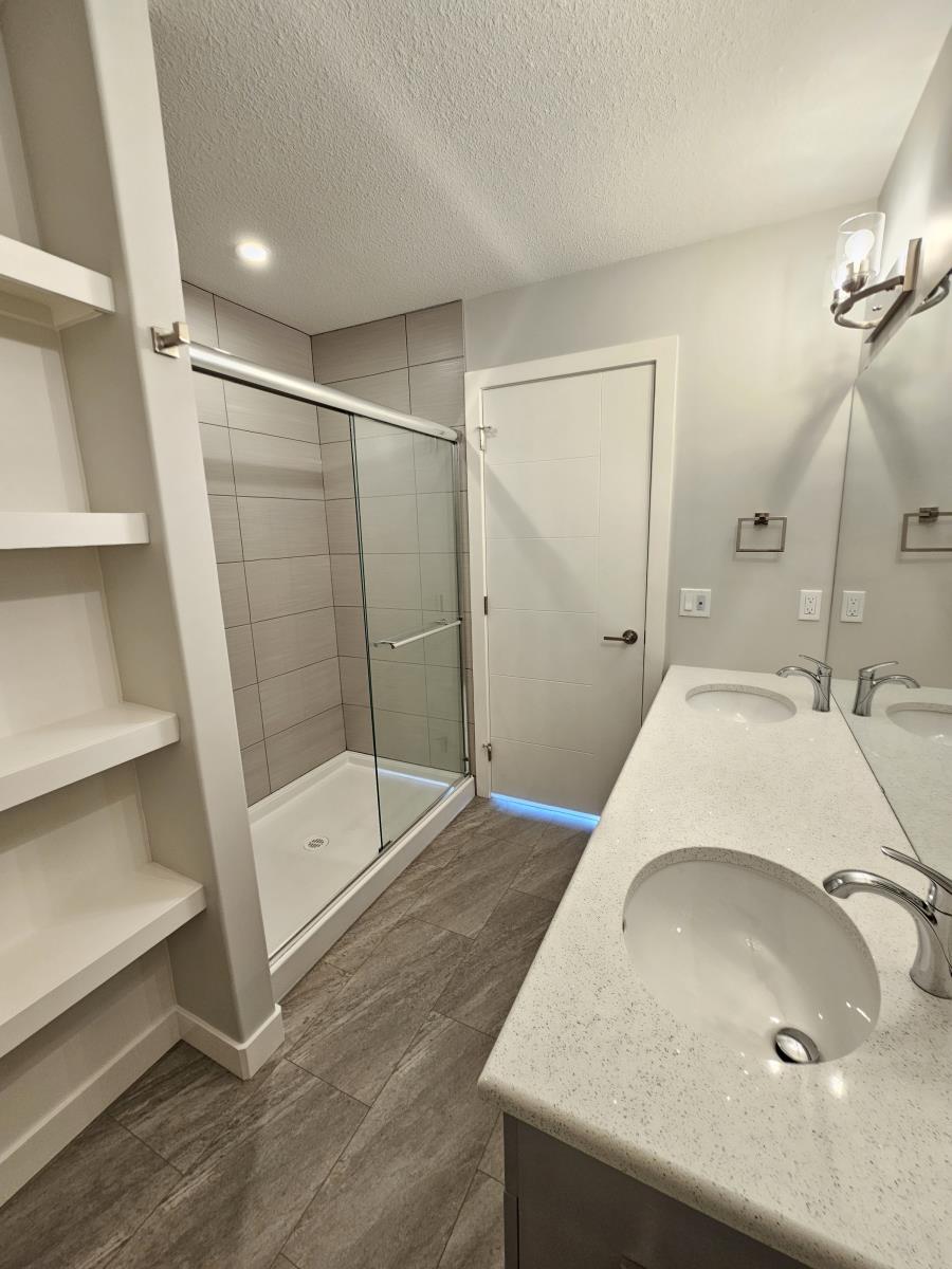 8069-8073 Cedric Mah Rd, Edmonton, AB - Indoor Photo Showing Bathroom