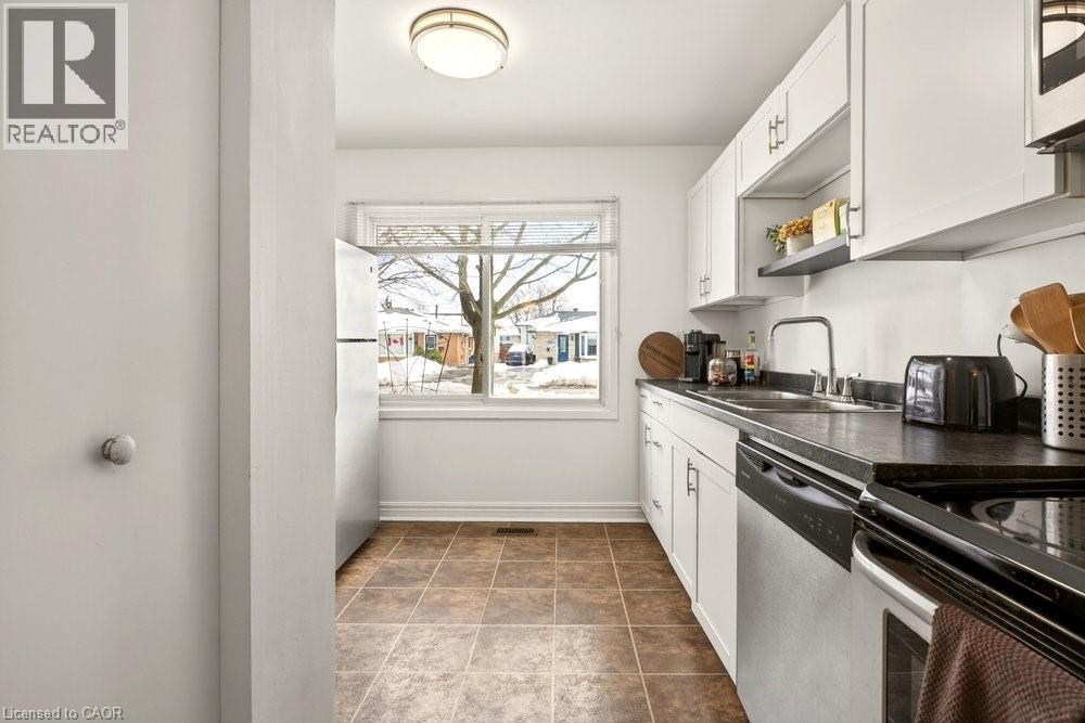 82 San Remo Drive, Hamilton, ON - Indoor Photo Showing Kitchen