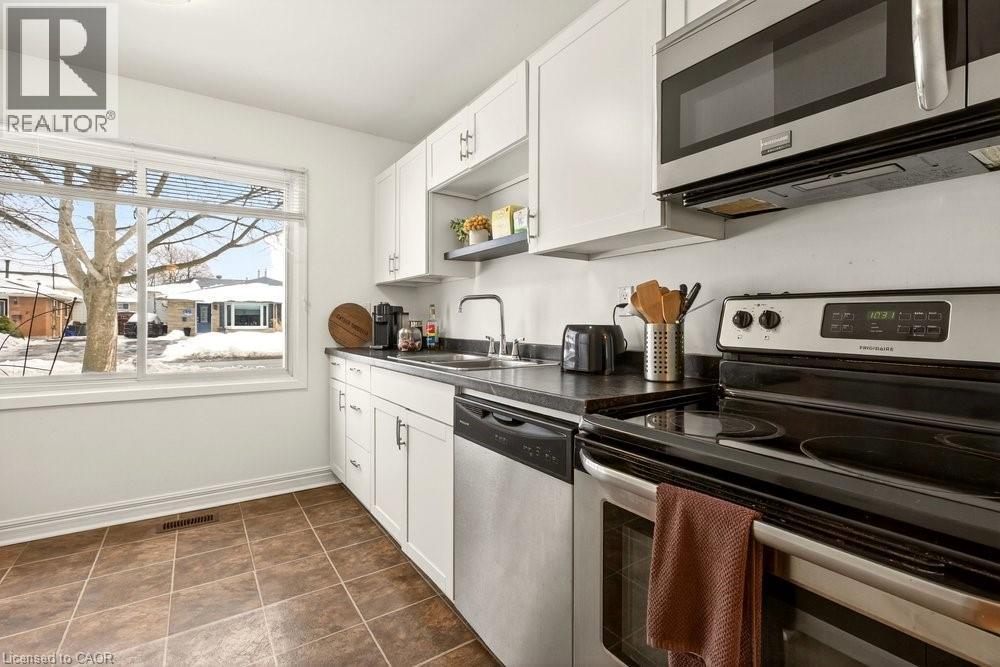 82 San Remo Drive, Hamilton, ON - Indoor Photo Showing Kitchen
