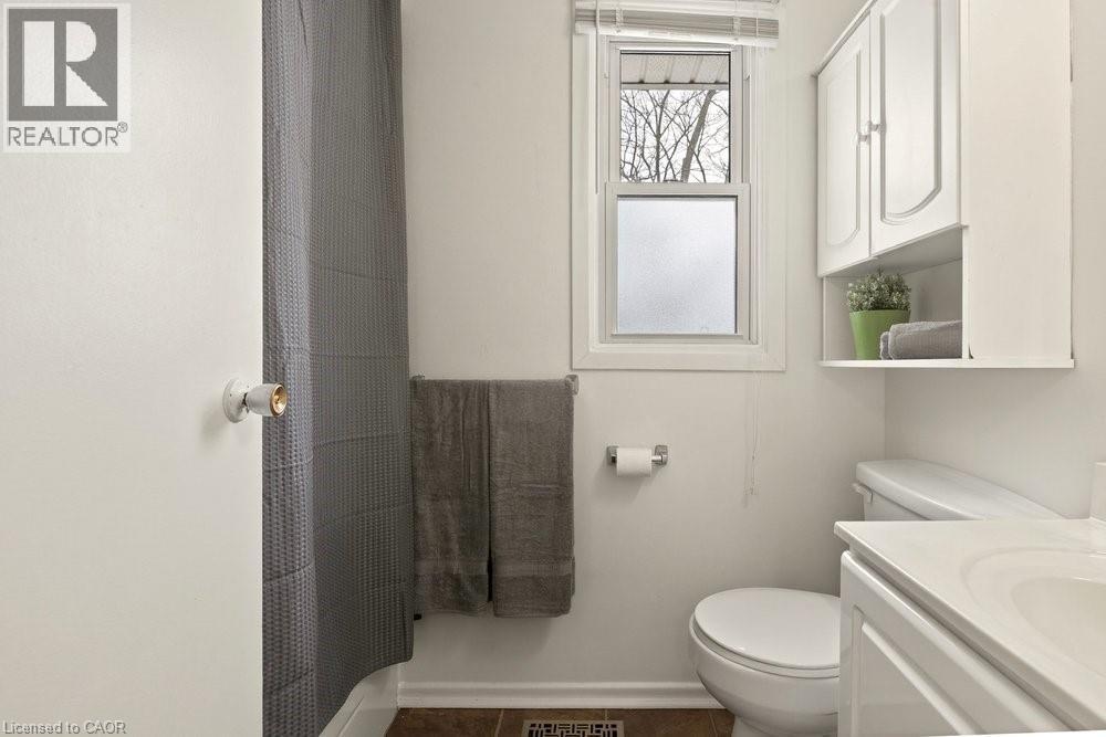 82 San Remo Drive, Hamilton, ON - Indoor Photo Showing Bathroom