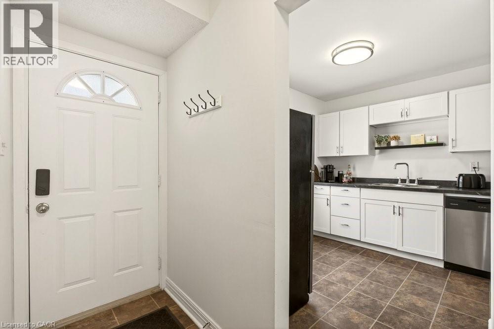 82 San Remo Drive, Hamilton, ON - Indoor Photo Showing Kitchen