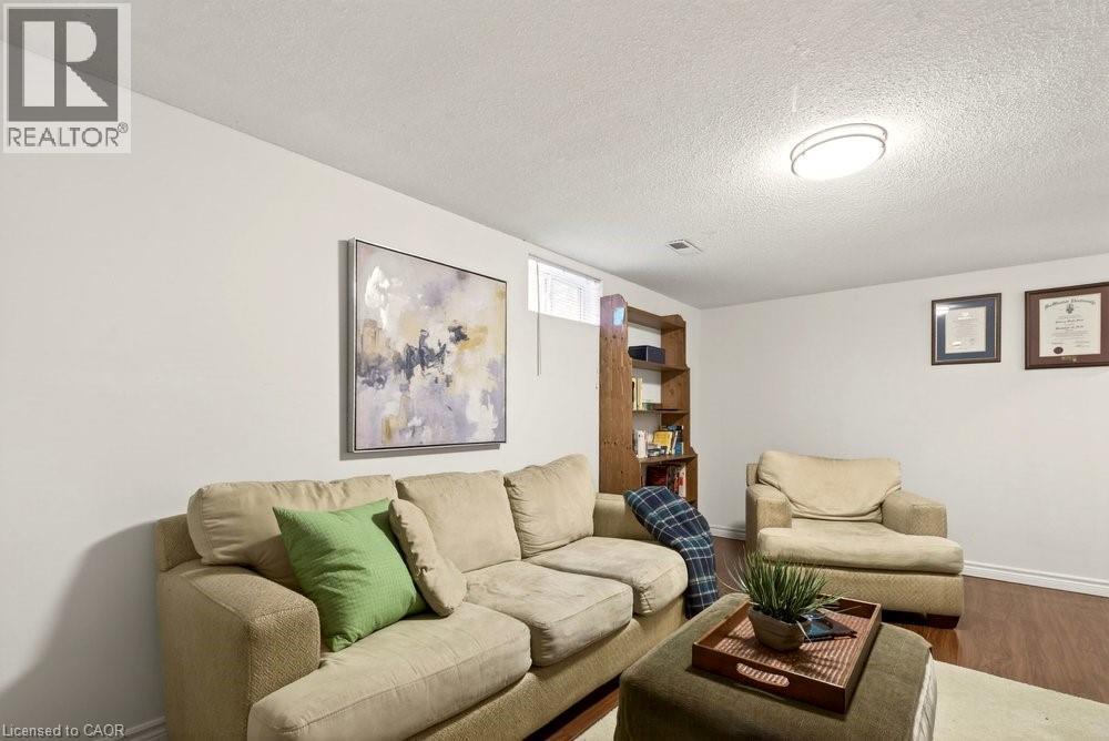 82 San Remo Drive, Hamilton, ON - Indoor Photo Showing Living Room