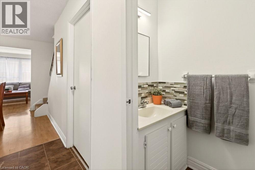 82 San Remo Drive, Hamilton, ON - Indoor Photo Showing Bathroom