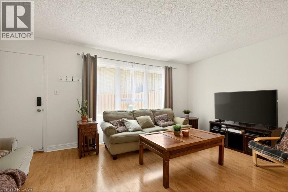 82 San Remo Drive, Hamilton, ON - Indoor Photo Showing Living Room