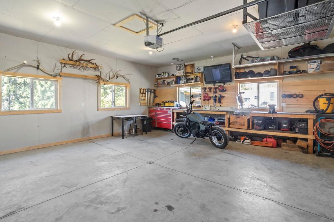 4421 3A Highway, Wynndel, BC - Indoor Photo Showing Garage