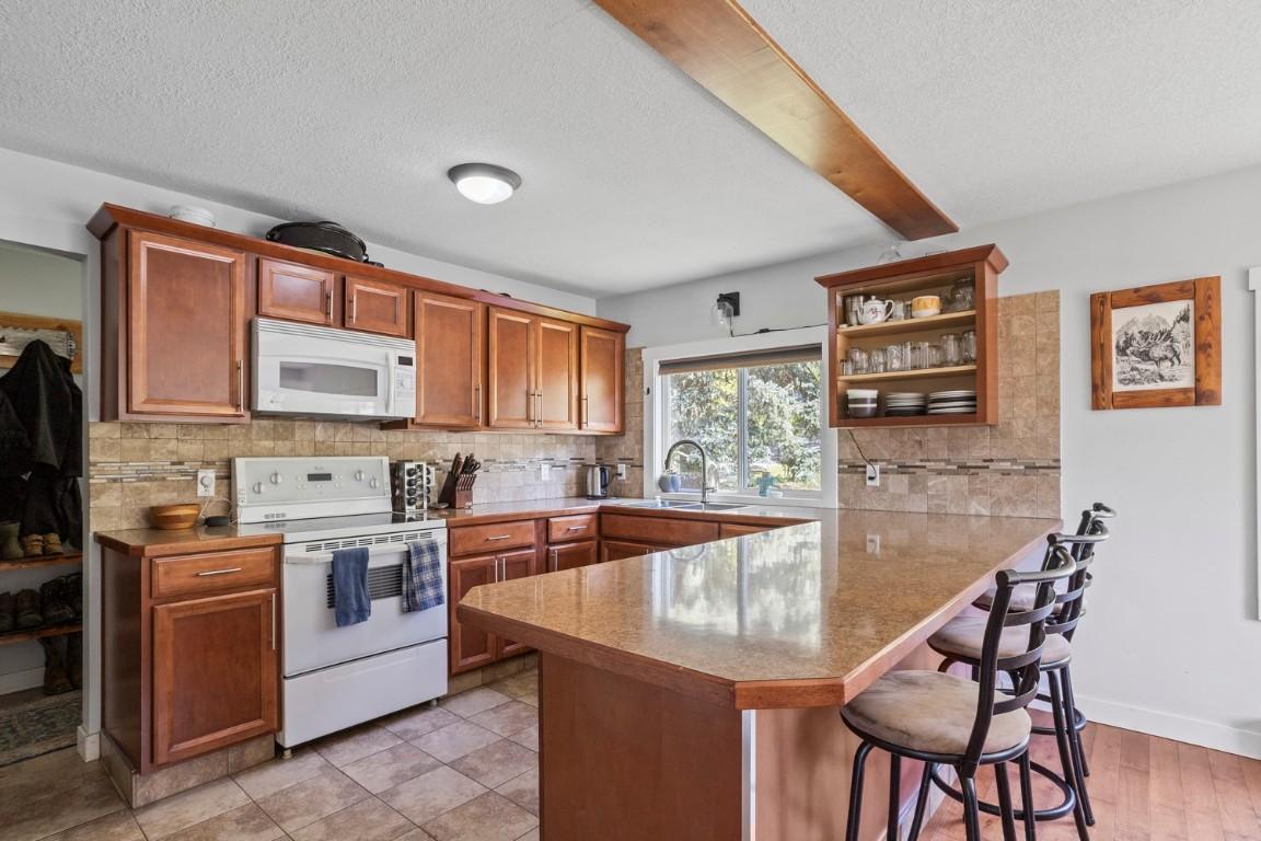 4421 3A Highway, Wynndel, BC - Indoor Photo Showing Kitchen