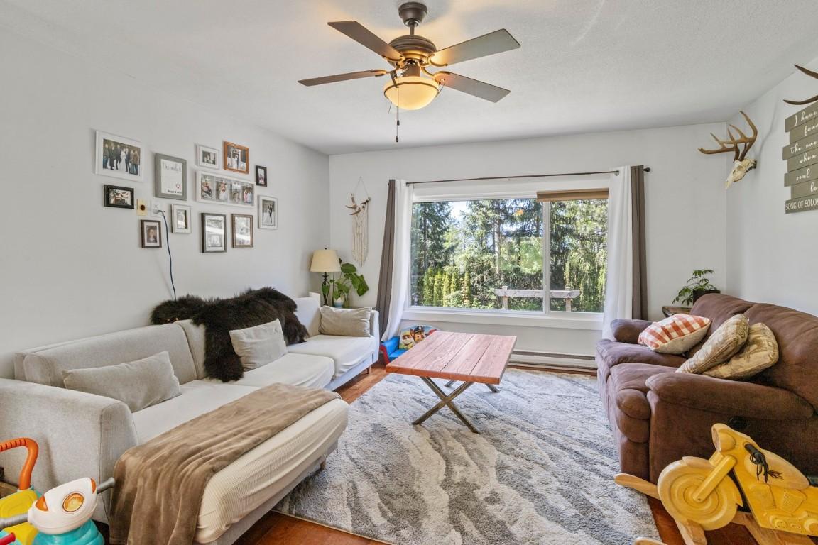 4421 3A Highway, Wynndel, BC - Indoor Photo Showing Living Room