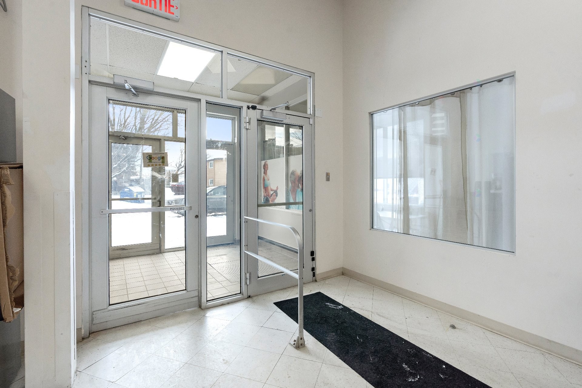 Hall d'entrée/Vestibule - 225 Rue Notre-Dame, Donnacona, QC - Indoor Photo Showing Other Room