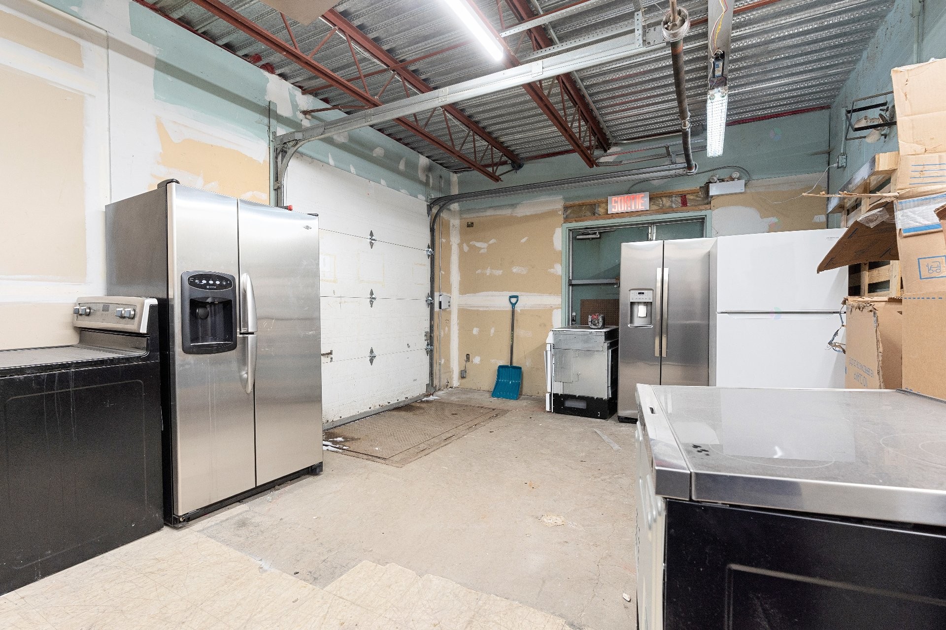 Expédition (porte/quai) - 225 Rue Notre-Dame, Donnacona, QC - Indoor Photo Showing Garage