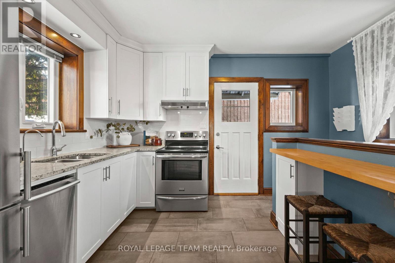 92 Third Avenue, Ottawa, ON - Indoor Photo Showing Kitchen With Double Sink