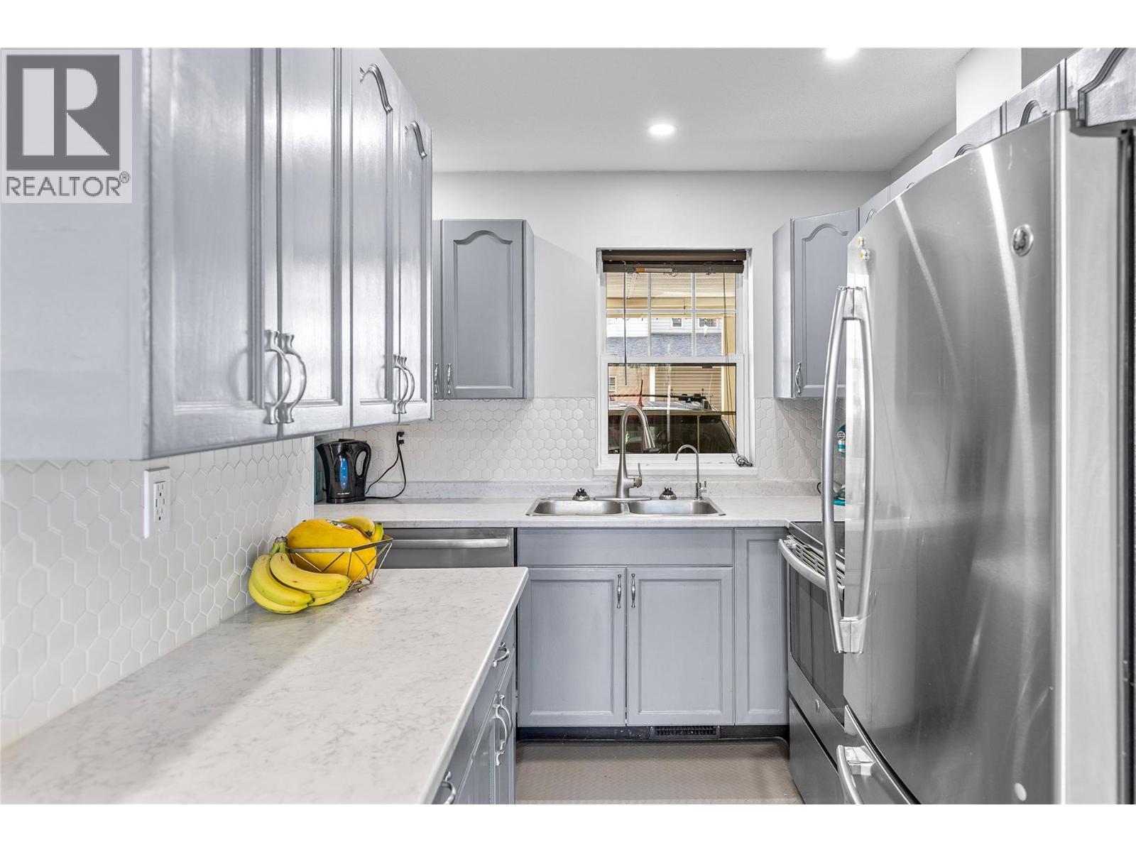 2395 Pleasant Valley Road Unit# 14, Armstrong, BC - Indoor Photo Showing Kitchen With Double Sink