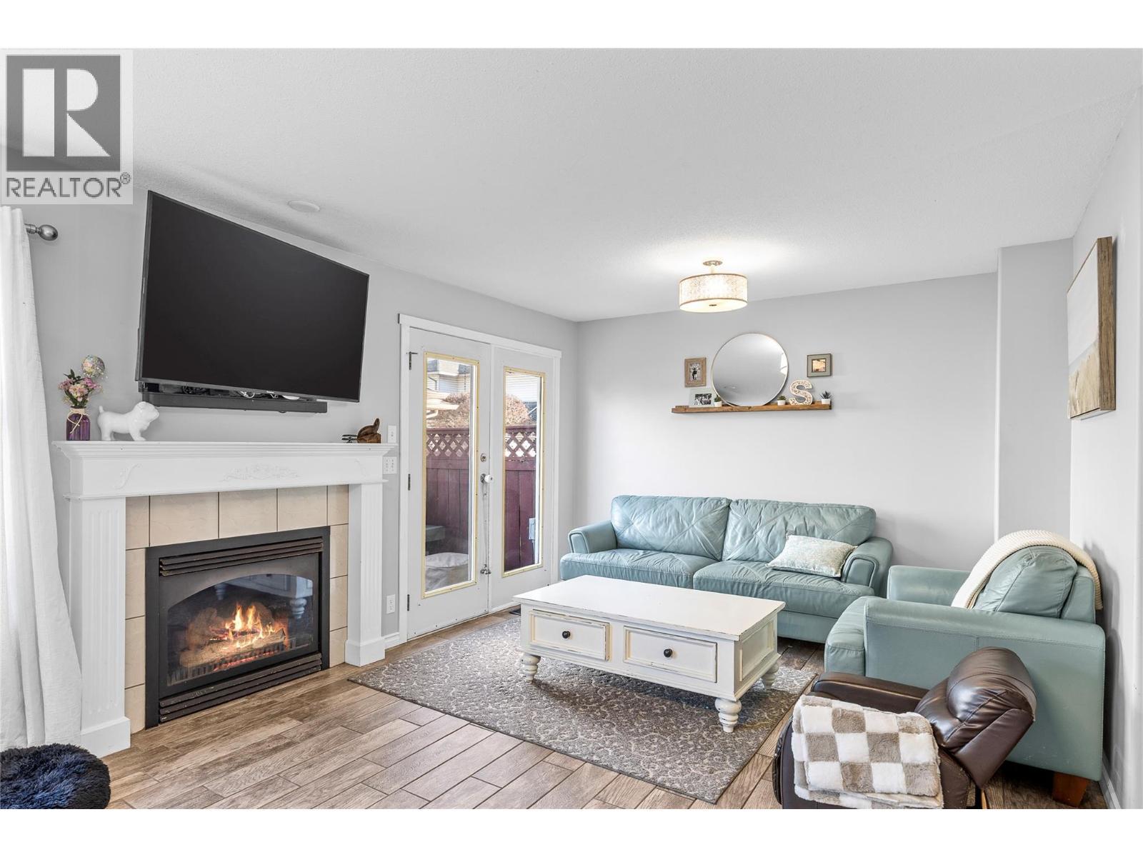2395 Pleasant Valley Road Unit# 14, Armstrong, BC - Indoor Photo Showing Living Room With Fireplace