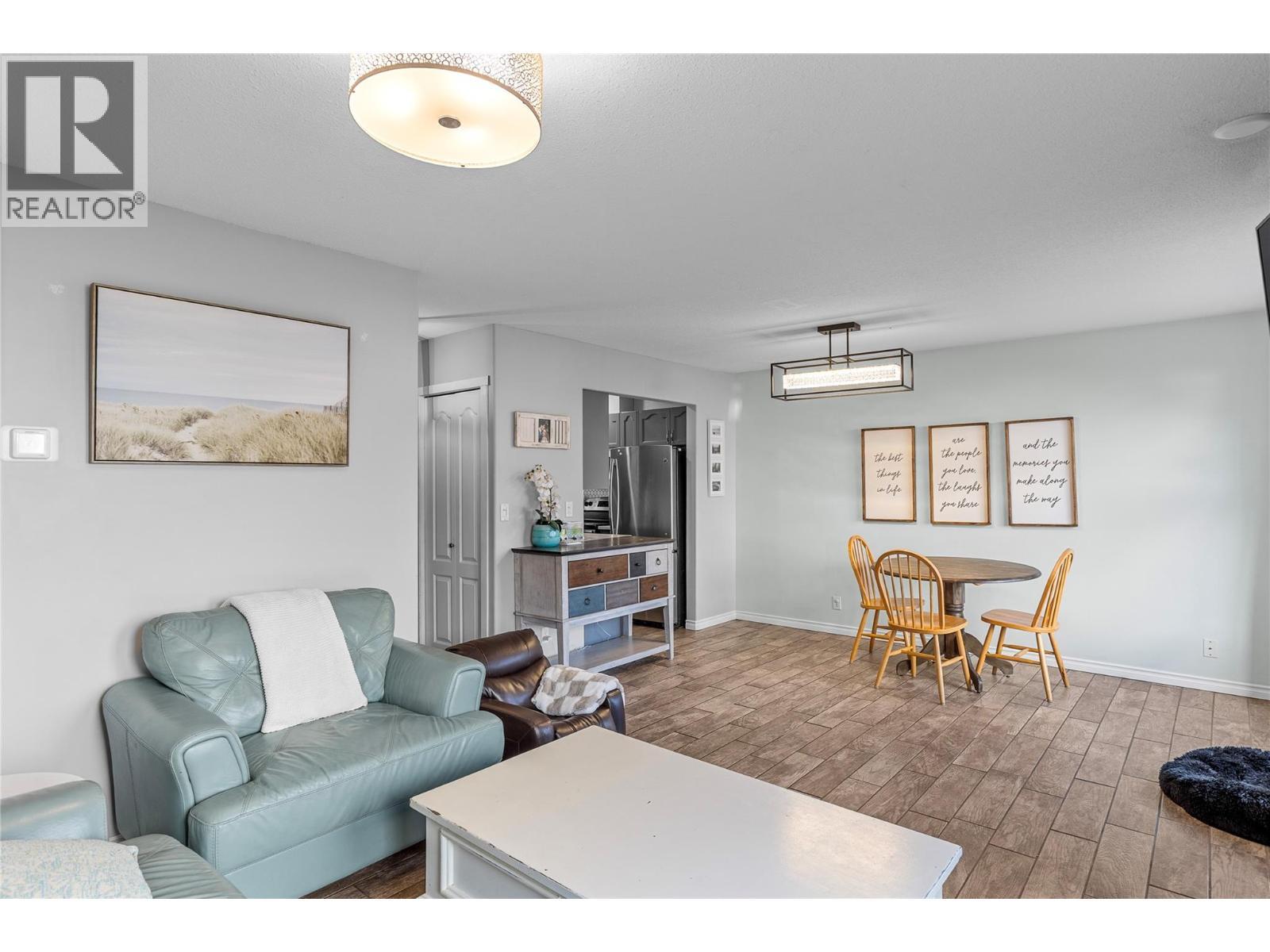 2395 Pleasant Valley Road Unit# 14, Armstrong, BC - Indoor Photo Showing Living Room