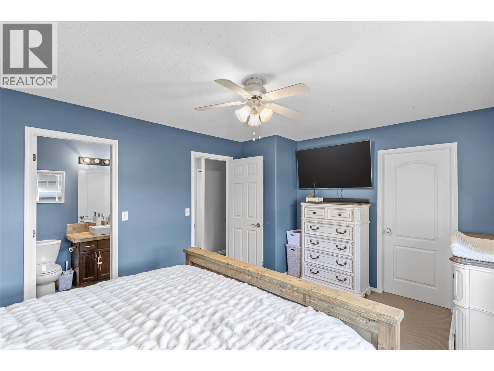2395 Pleasant Valley Road Unit# 14, Armstrong, BC - Indoor Photo Showing Bedroom