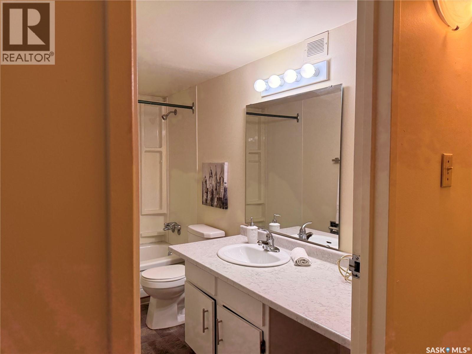 12 35 Centennial Street, Regina, SK - Indoor Photo Showing Bathroom