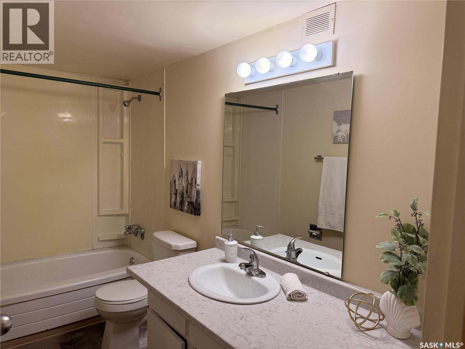 12 35 Centennial Street, Regina, SK - Indoor Photo Showing Bathroom