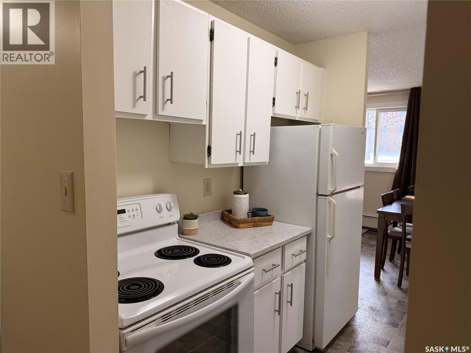 12 35 Centennial Street, Regina, SK - Indoor Photo Showing Kitchen
