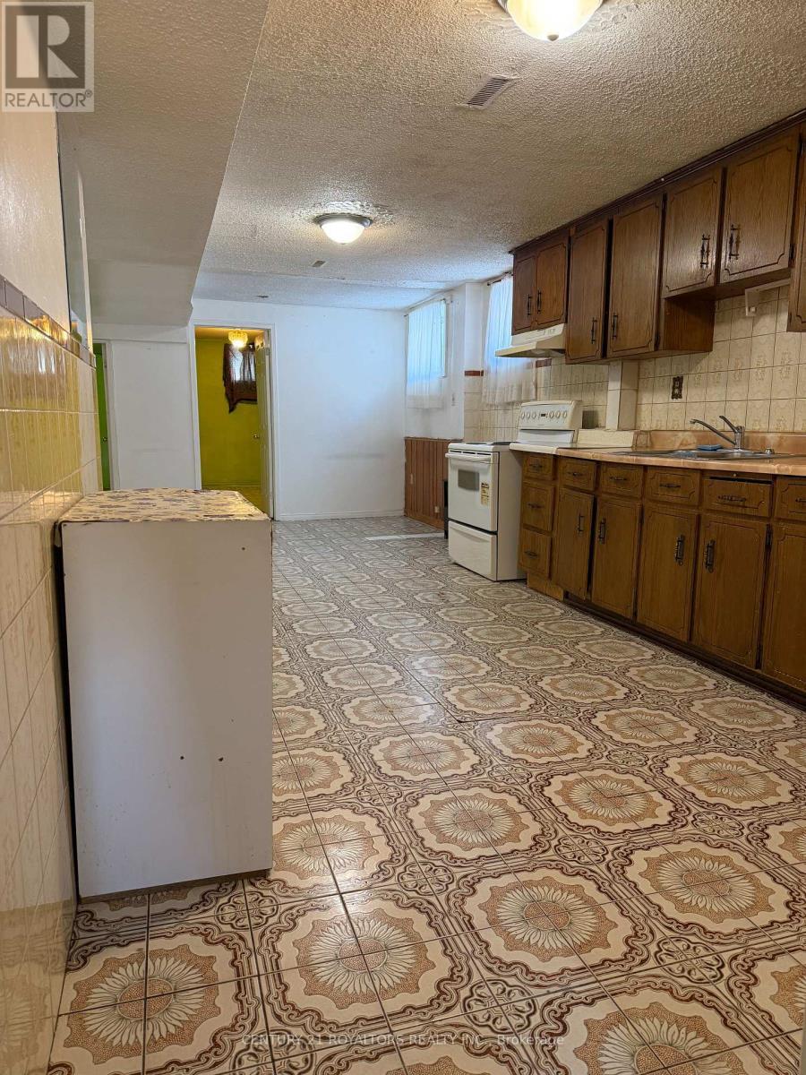 7242 Sills Road, Mississauga, ON - Indoor Photo Showing Kitchen With Double Sink